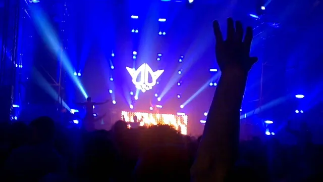 Cover: Frontliner - Never Come Down